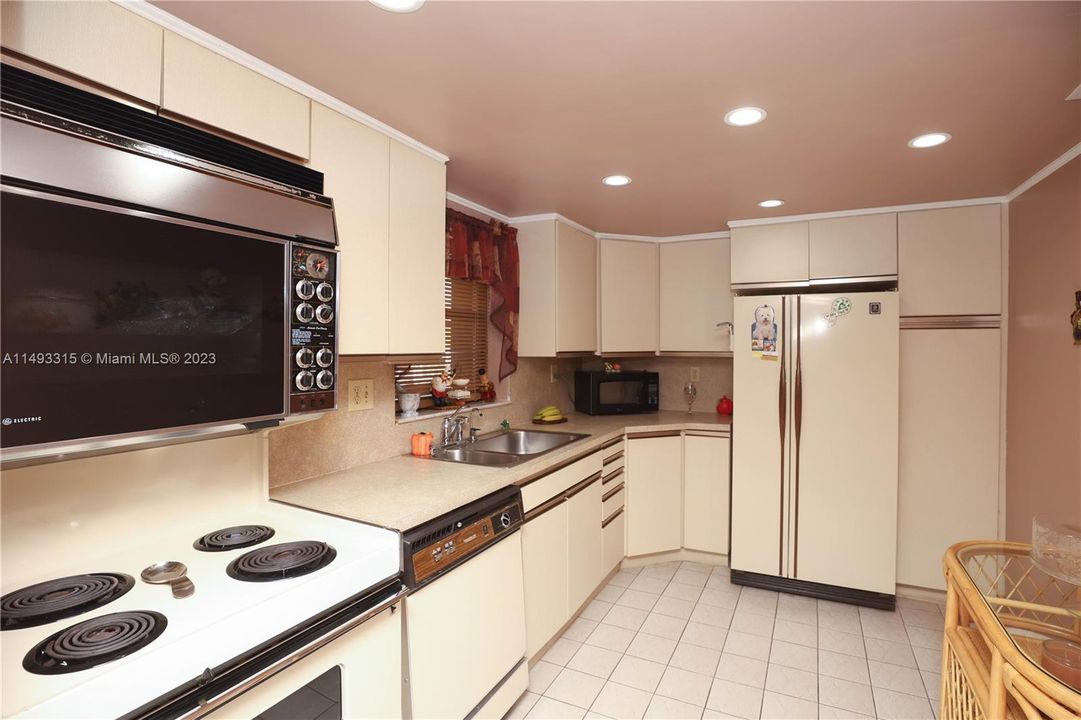 Недавно продано: $279,999 (2 спален, 2 ванн, 1283 Квадратных фут)