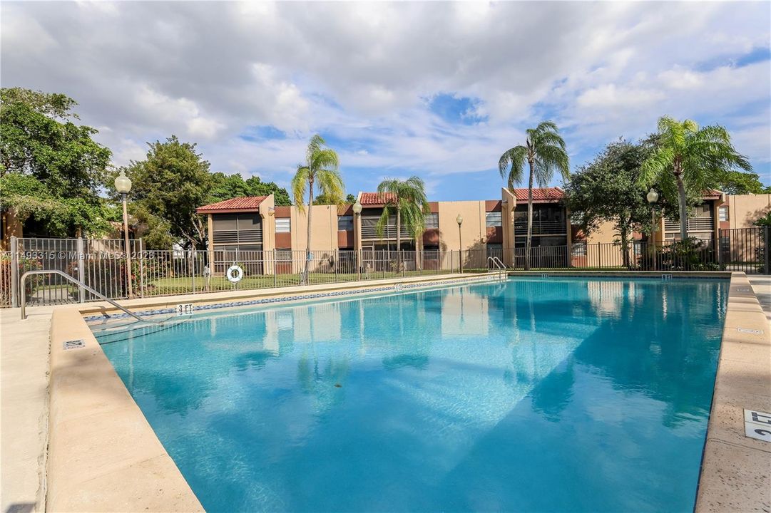 Недавно продано: $279,999 (2 спален, 2 ванн, 1283 Квадратных фут)