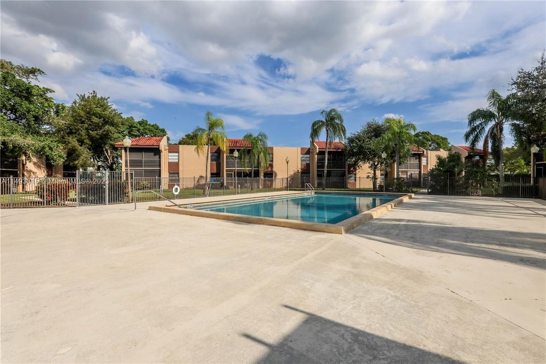 Недавно продано: $279,999 (2 спален, 2 ванн, 1283 Квадратных фут)