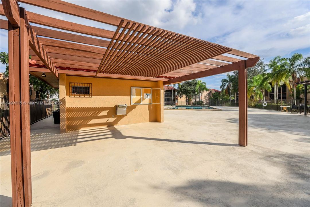 Недавно продано: $279,999 (2 спален, 2 ванн, 1283 Квадратных фут)