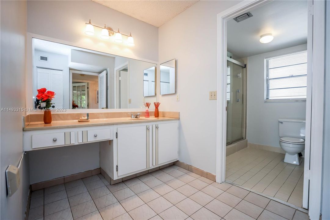 Недавно продано: $279,999 (2 спален, 2 ванн, 1283 Квадратных фут)