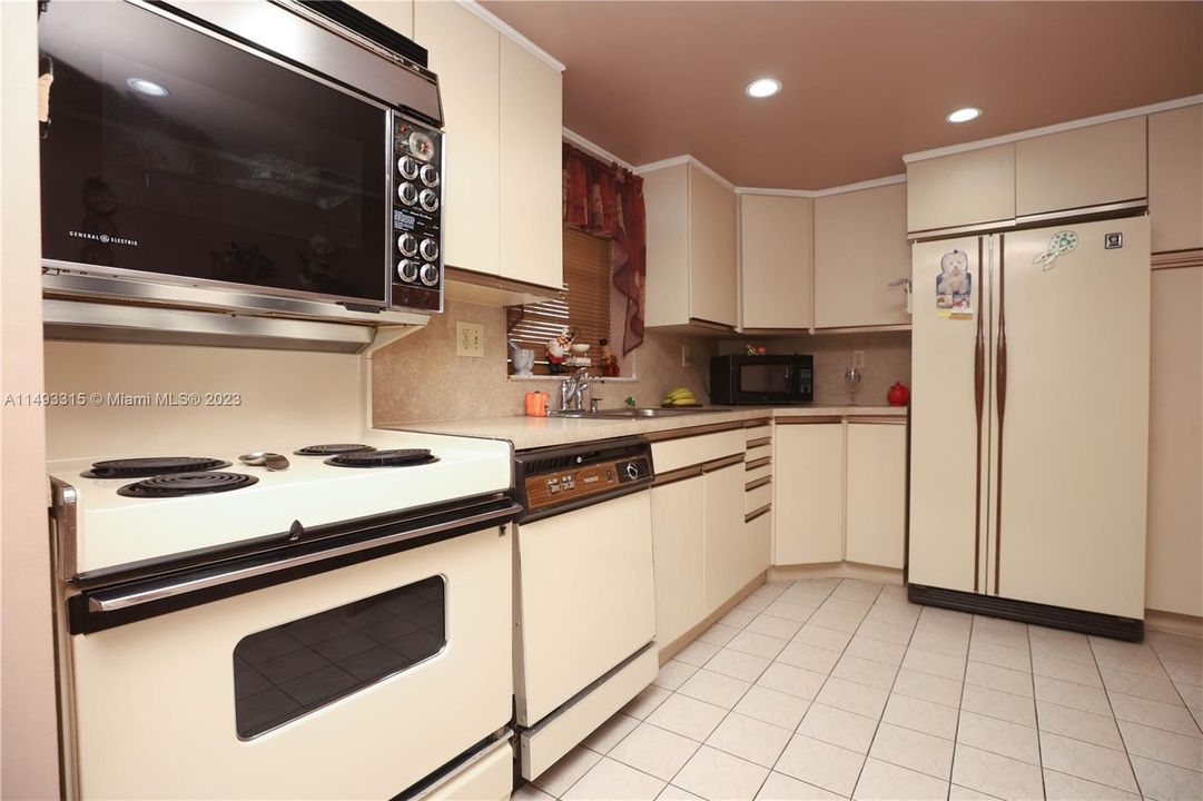 Недавно продано: $279,999 (2 спален, 2 ванн, 1283 Квадратных фут)