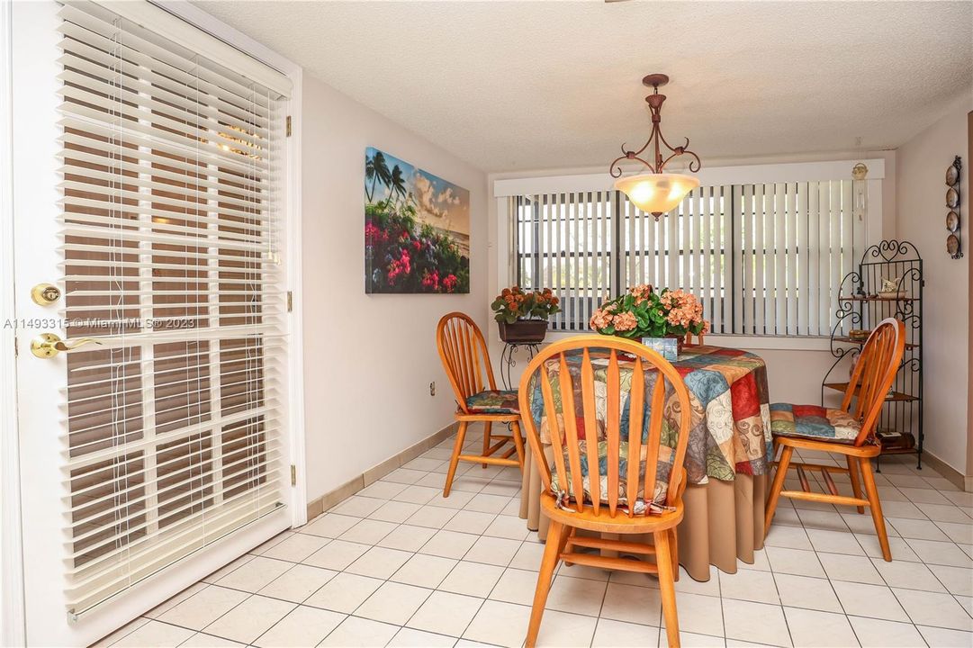 Недавно продано: $279,999 (2 спален, 2 ванн, 1283 Квадратных фут)