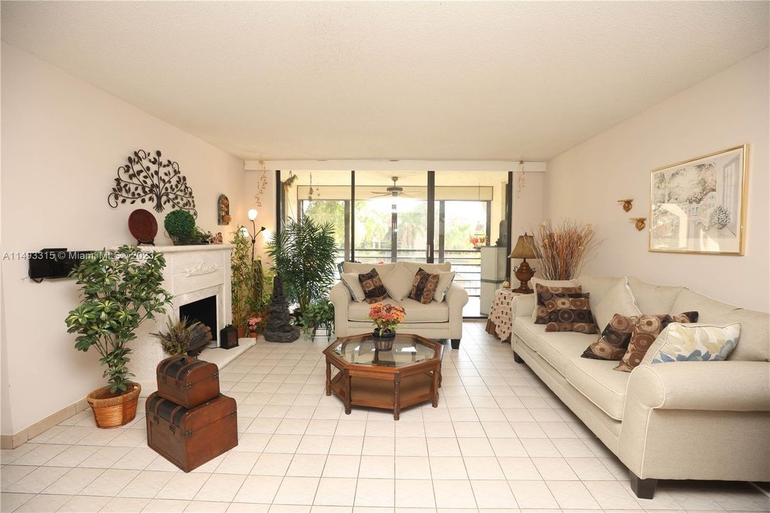 Недавно продано: $279,999 (2 спален, 2 ванн, 1283 Квадратных фут)