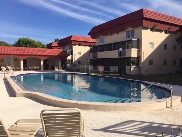 Recently Sold: $225,000 (1 beds, 1 baths, 930 Square Feet)