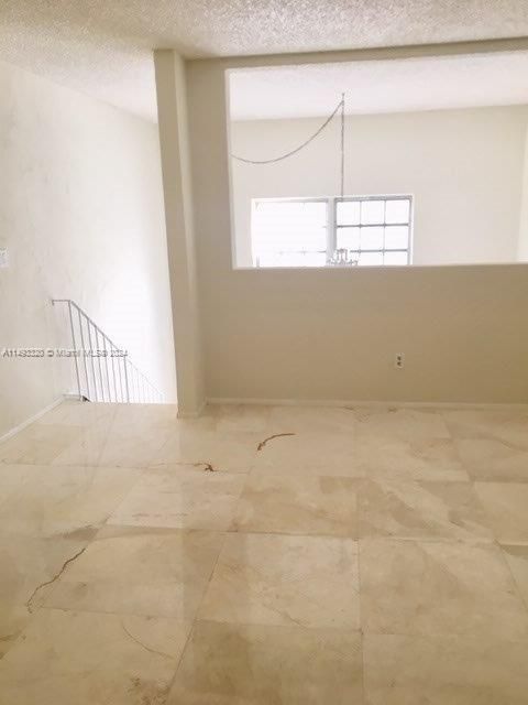 Recently Sold: $225,000 (1 beds, 1 baths, 930 Square Feet)