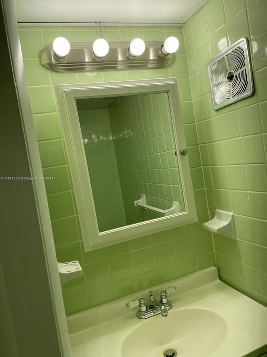 Recently Sold: $225,000 (1 beds, 1 baths, 930 Square Feet)