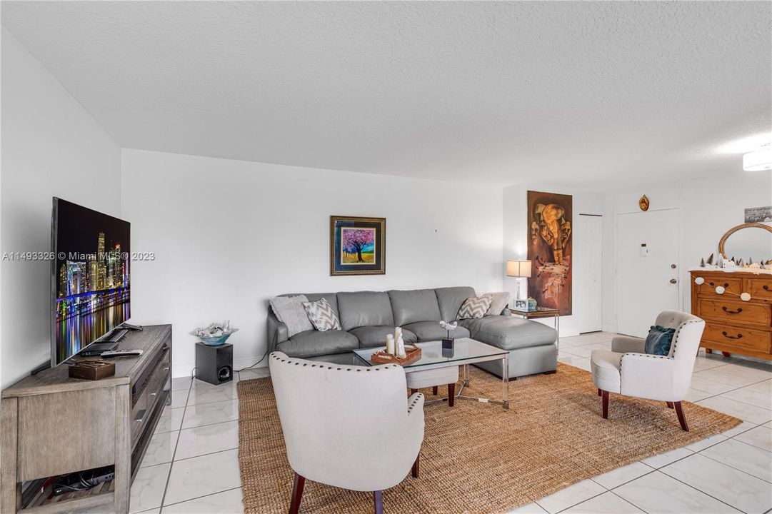 Недавно продано: $200,000 (2 спален, 2 ванн, 1192 Квадратных фут)