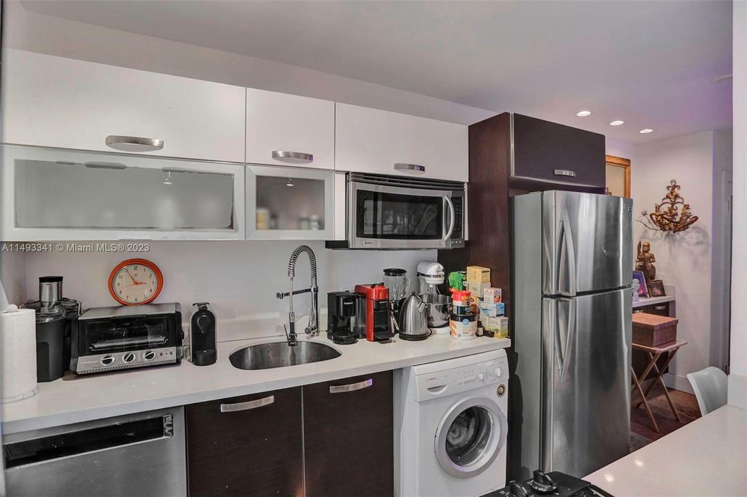 For Sale: $299,000 (1 beds, 1 baths, 700 Square Feet)