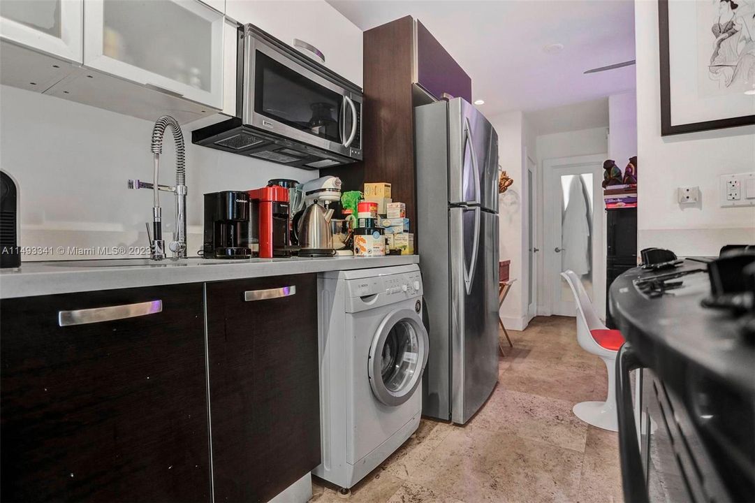 For Sale: $299,000 (1 beds, 1 baths, 700 Square Feet)