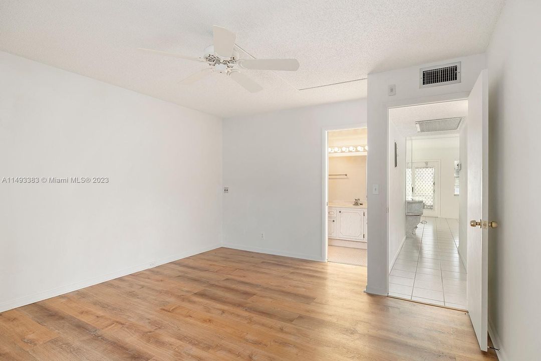 Recently Sold: $162,000 (2 beds, 2 baths, 983 Square Feet)