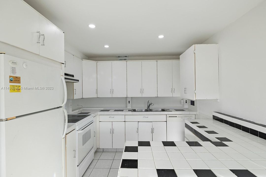 Recently Sold: $162,000 (2 beds, 2 baths, 983 Square Feet)