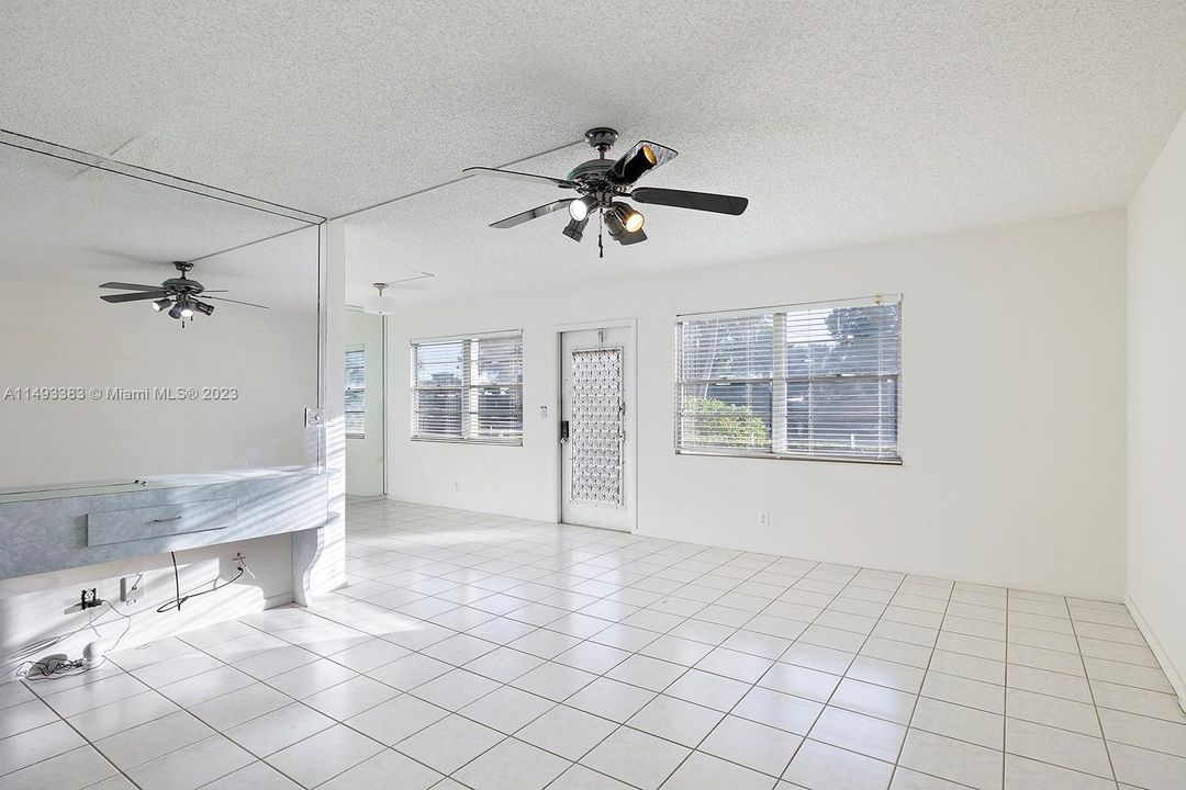 Recently Sold: $162,000 (2 beds, 2 baths, 983 Square Feet)