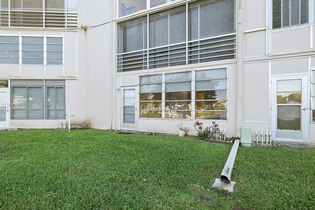 Recently Sold: $162,000 (2 beds, 2 baths, 983 Square Feet)