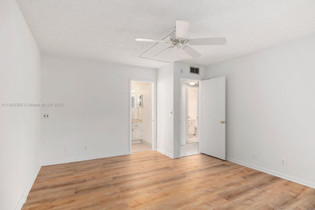 Recently Sold: $162,000 (2 beds, 2 baths, 983 Square Feet)