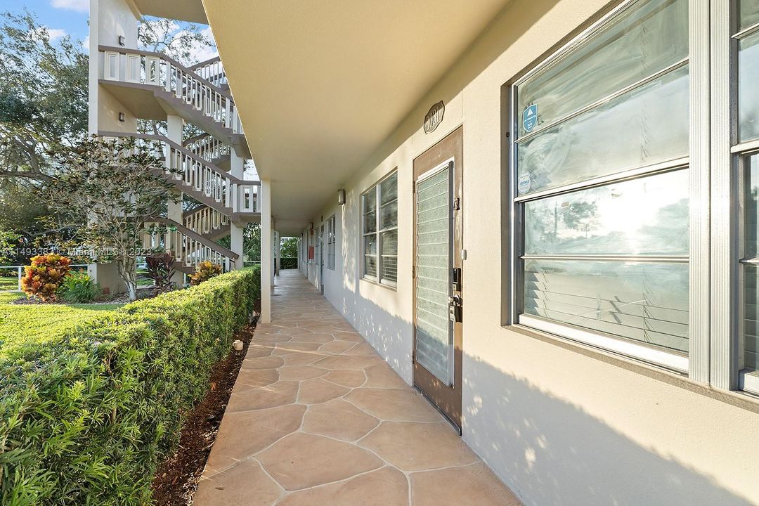 Recently Sold: $162,000 (2 beds, 2 baths, 983 Square Feet)