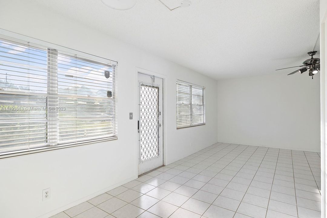 Recently Sold: $162,000 (2 beds, 2 baths, 983 Square Feet)