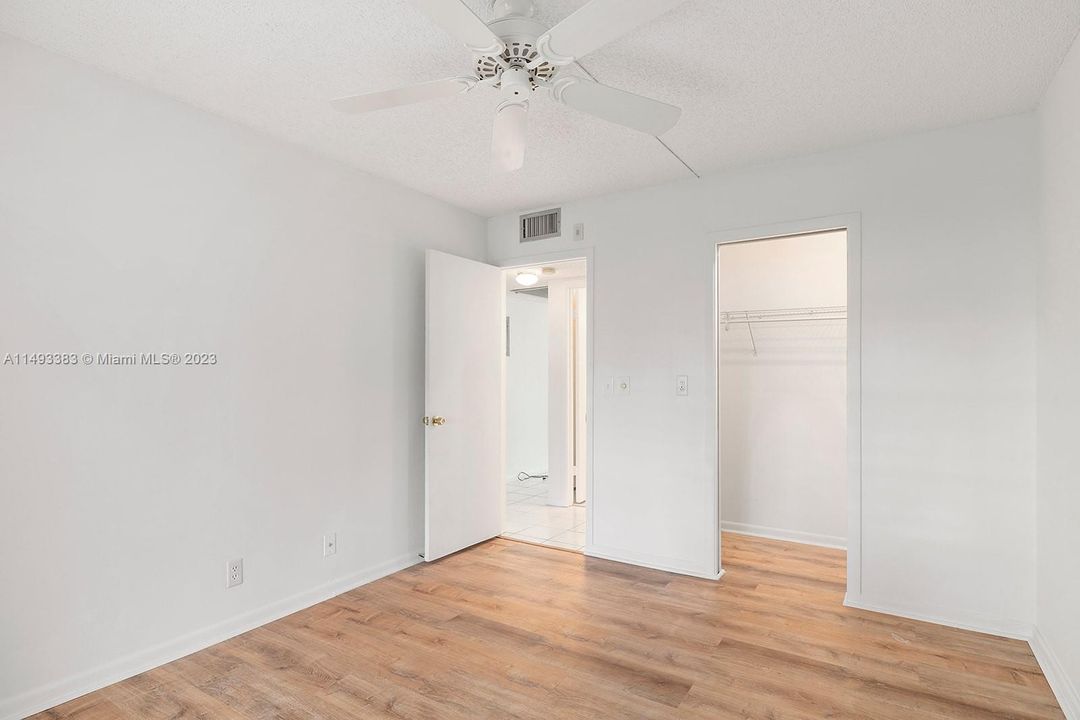 Recently Sold: $162,000 (2 beds, 2 baths, 983 Square Feet)