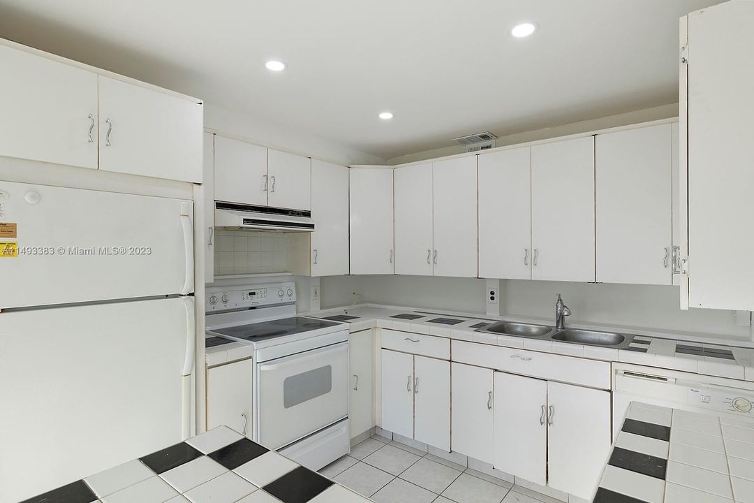 Recently Sold: $162,000 (2 beds, 2 baths, 983 Square Feet)