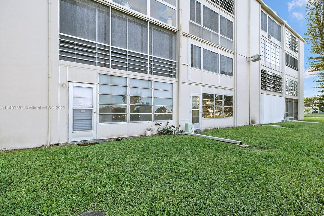 Recently Sold: $162,000 (2 beds, 2 baths, 983 Square Feet)