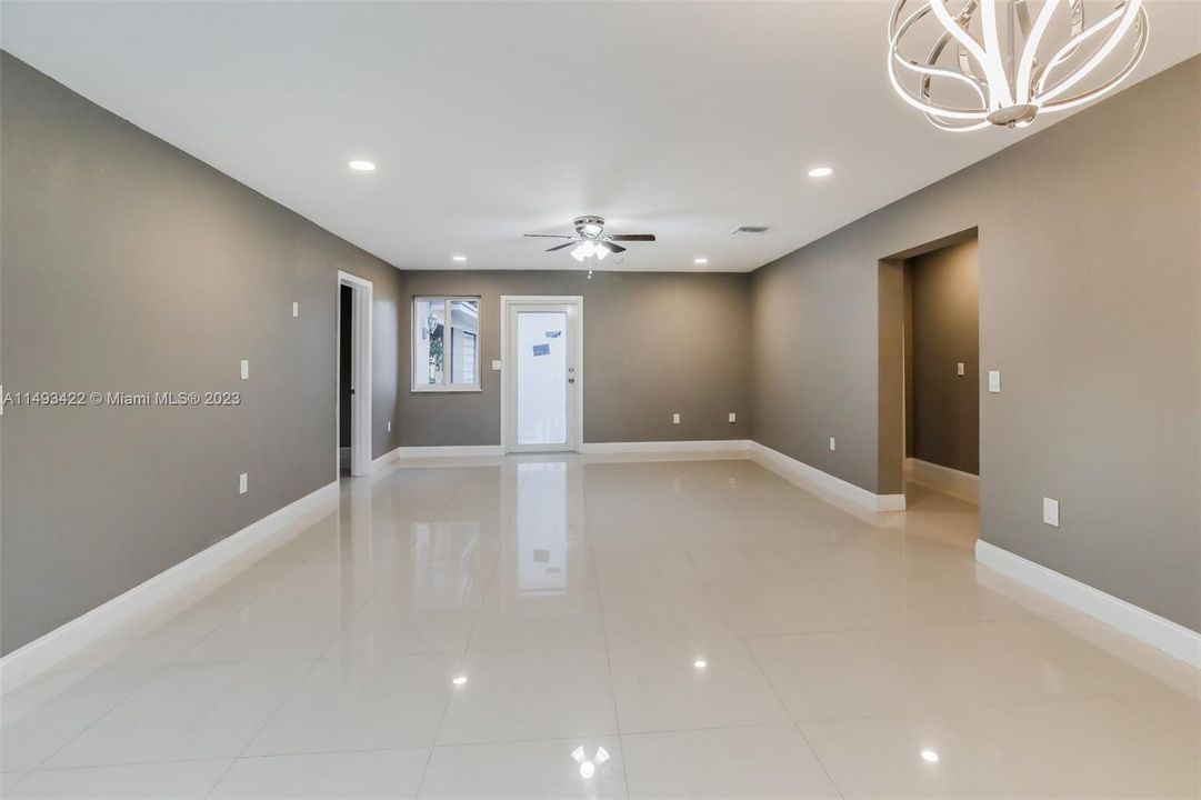 Недавно продано: $549,000 (3 спален, 2 ванн, 1590 Квадратных фут)