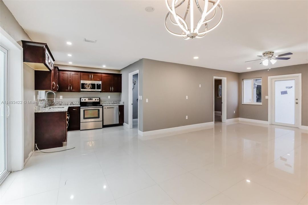 Недавно продано: $549,000 (3 спален, 2 ванн, 1590 Квадратных фут)