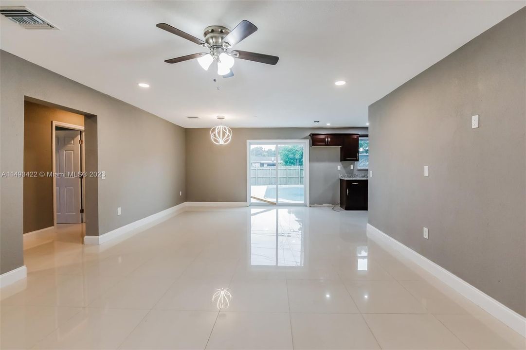 Недавно продано: $549,000 (3 спален, 2 ванн, 1590 Квадратных фут)