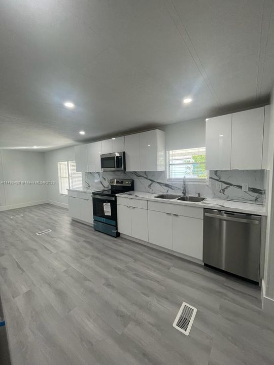 Недавно продано: $290,000 (3 спален, 2 ванн, 1496 Квадратных фут)