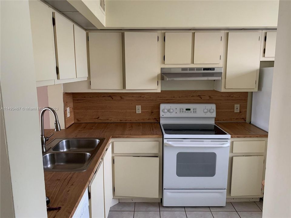 Recently Rented: $1,900 (2 beds, 2 baths, 880 Square Feet)