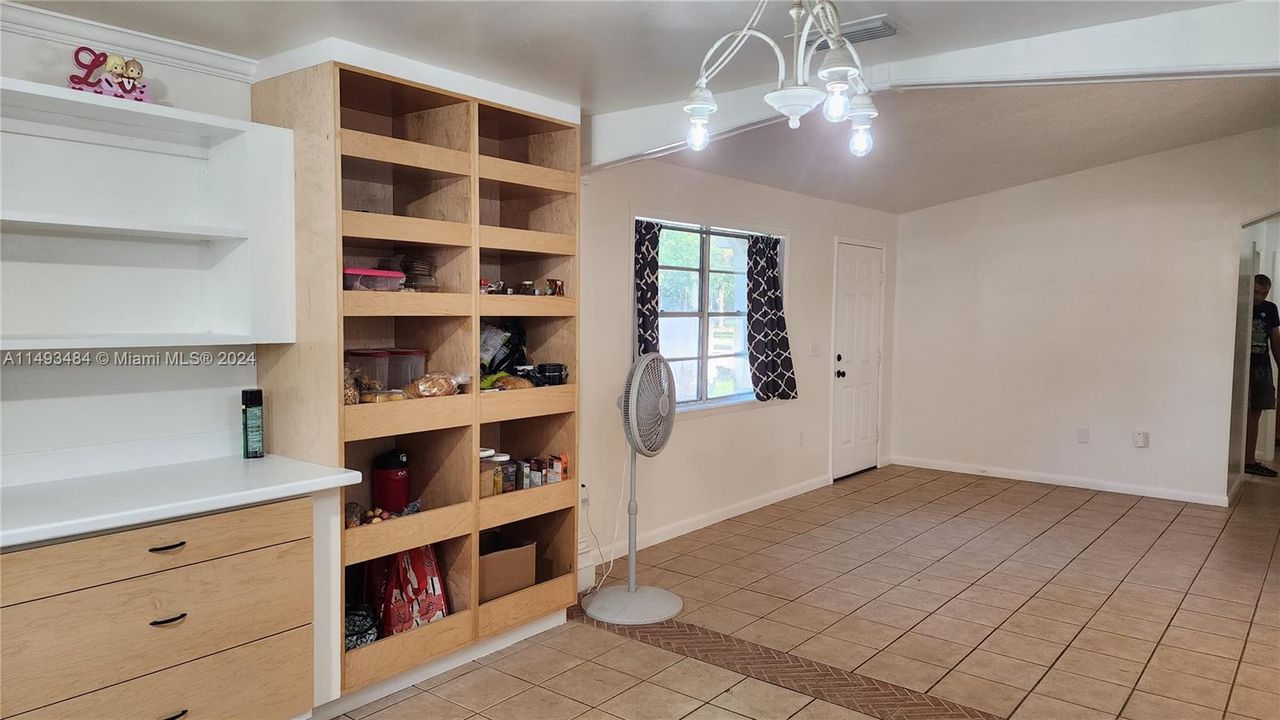 最近售出: $235,900 (3 贝兹, 1 浴室, 1352 平方英尺)