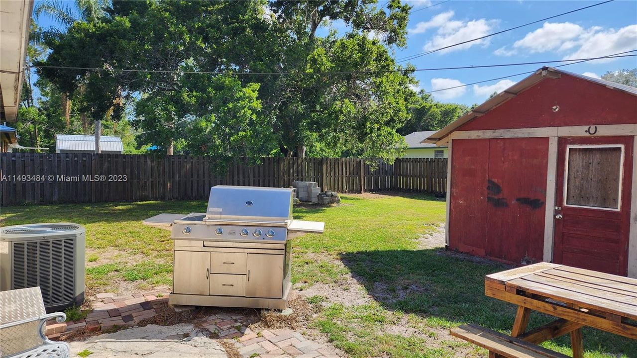 最近售出: $235,900 (3 贝兹, 1 浴室, 1352 平方英尺)