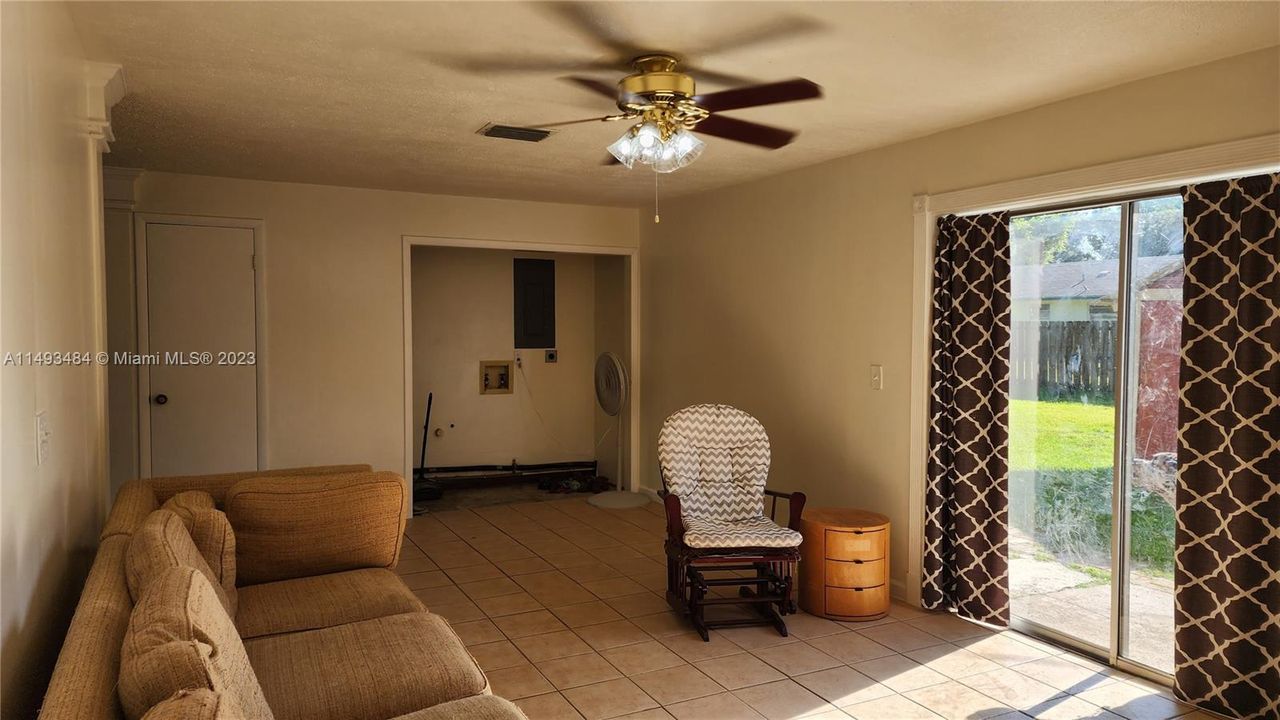 最近售出: $235,900 (3 贝兹, 1 浴室, 1352 平方英尺)