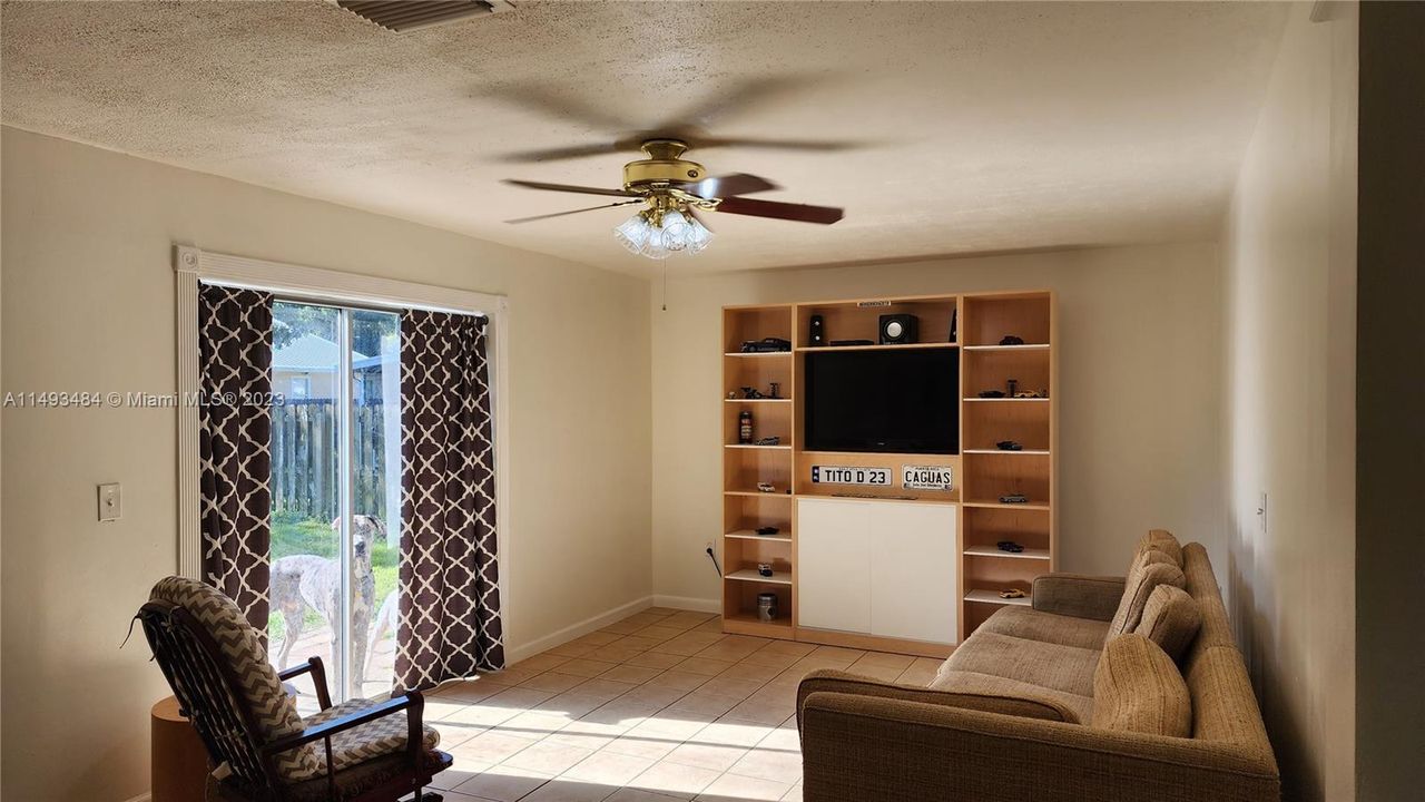 最近售出: $235,900 (3 贝兹, 1 浴室, 1352 平方英尺)