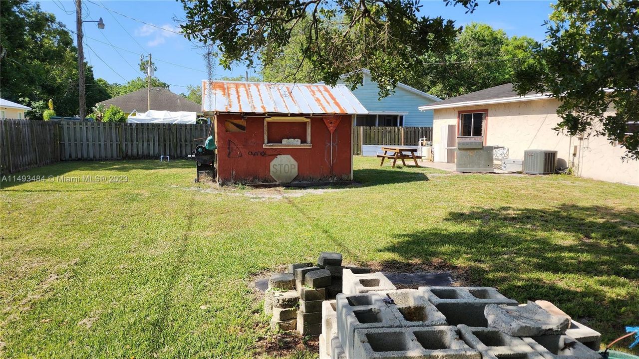 最近售出: $235,900 (3 贝兹, 1 浴室, 1352 平方英尺)