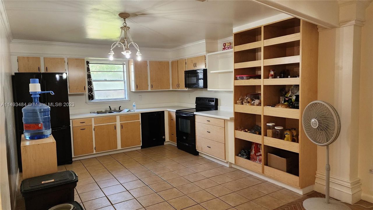 最近售出: $235,900 (3 贝兹, 1 浴室, 1352 平方英尺)