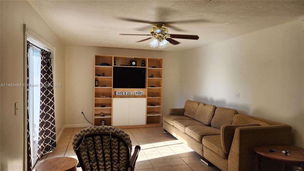 最近售出: $235,900 (3 贝兹, 1 浴室, 1352 平方英尺)