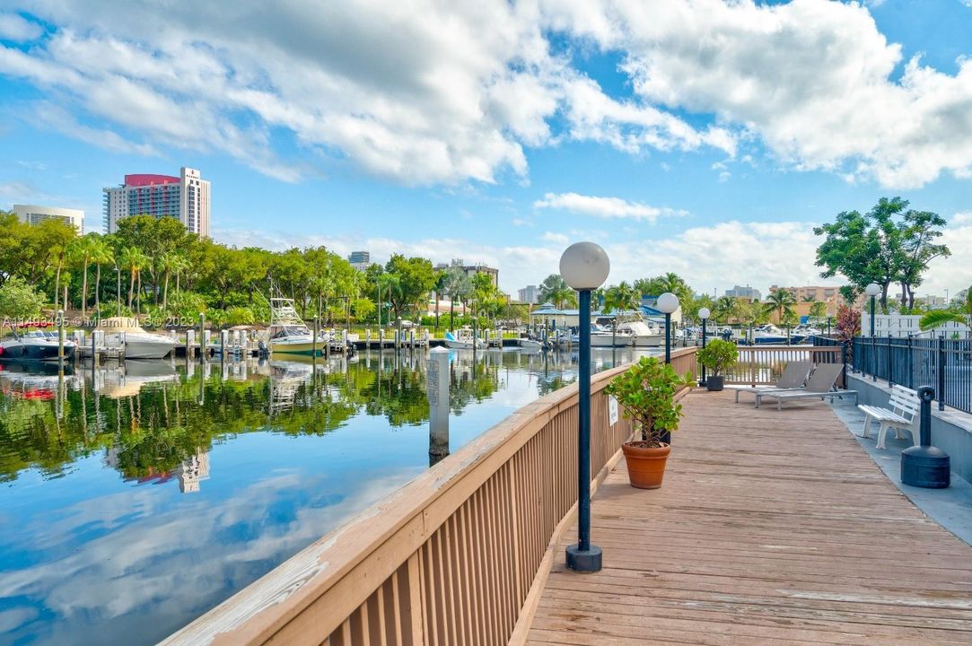 Недавно продано: $349,000 (2 спален, 2 ванн, 1150 Квадратных фут)