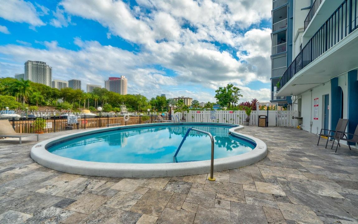 Недавно продано: $349,000 (2 спален, 2 ванн, 1150 Квадратных фут)