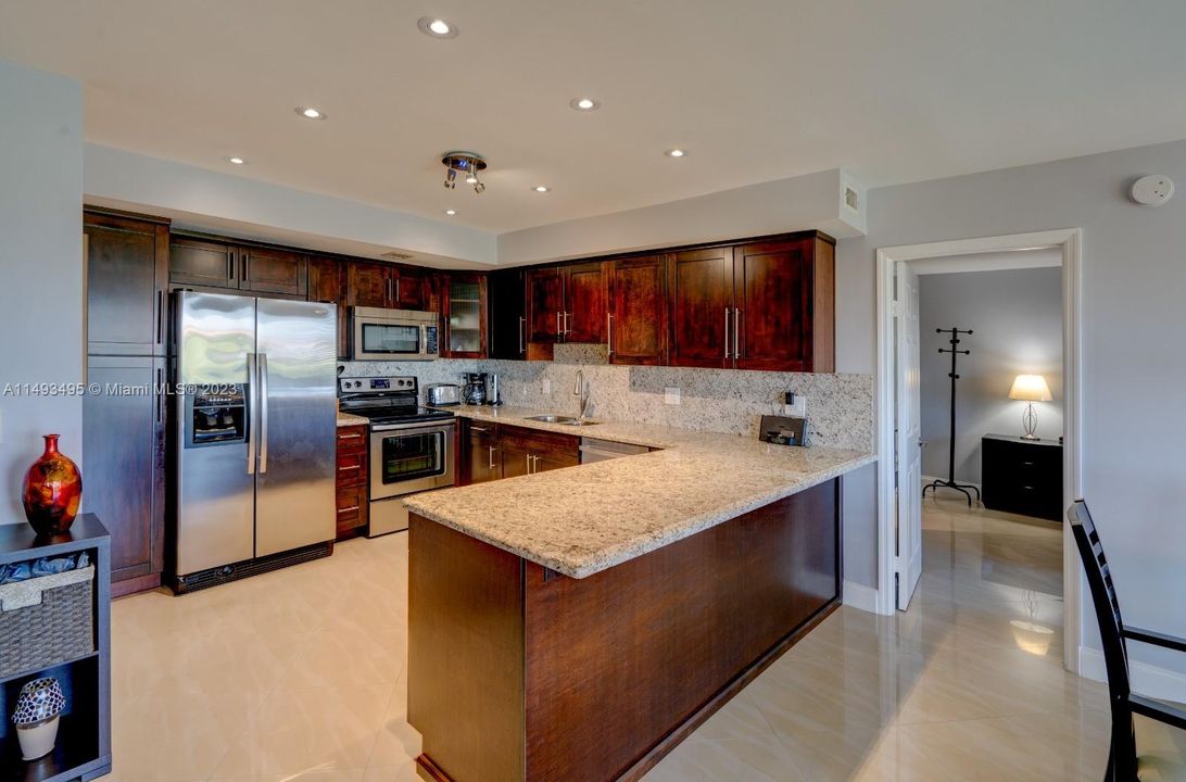 Недавно продано: $349,000 (2 спален, 2 ванн, 1150 Квадратных фут)