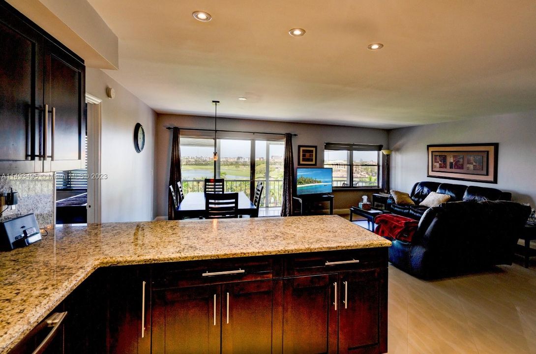 Недавно продано: $349,000 (2 спален, 2 ванн, 1150 Квадратных фут)