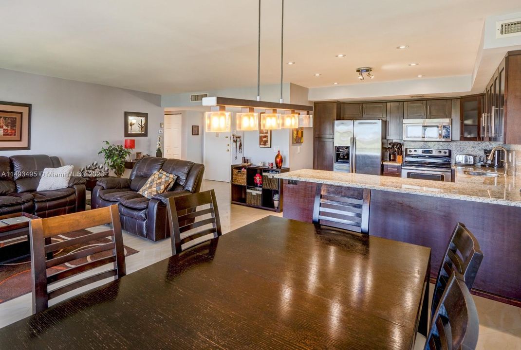 Недавно продано: $349,000 (2 спален, 2 ванн, 1150 Квадратных фут)