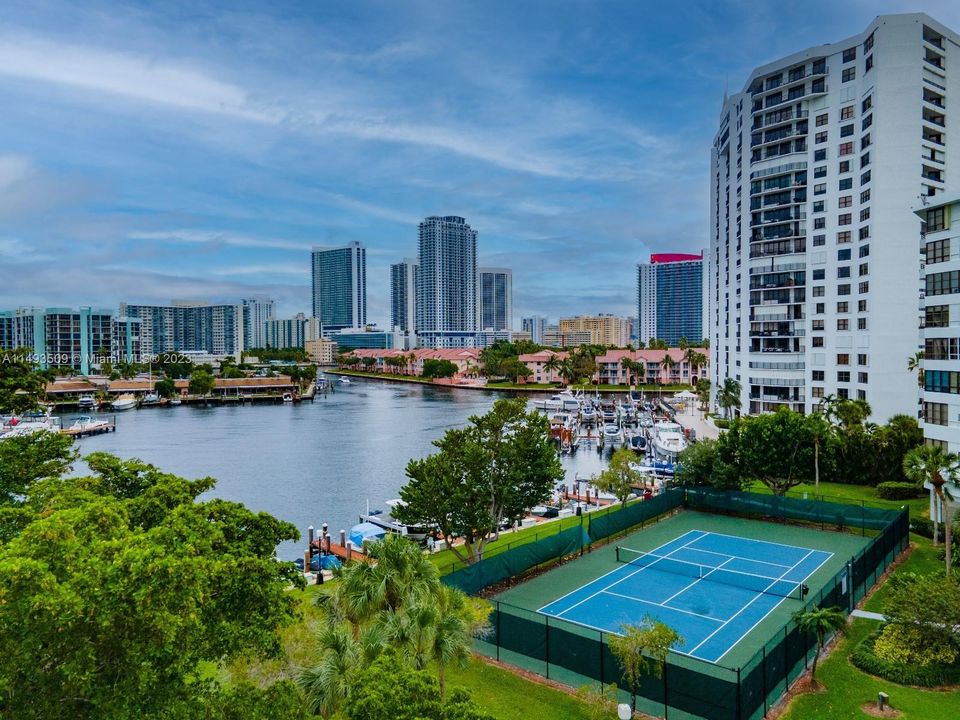 Недавно продано: $249,000 (1 спален, 1 ванн, 828 Квадратных фут)