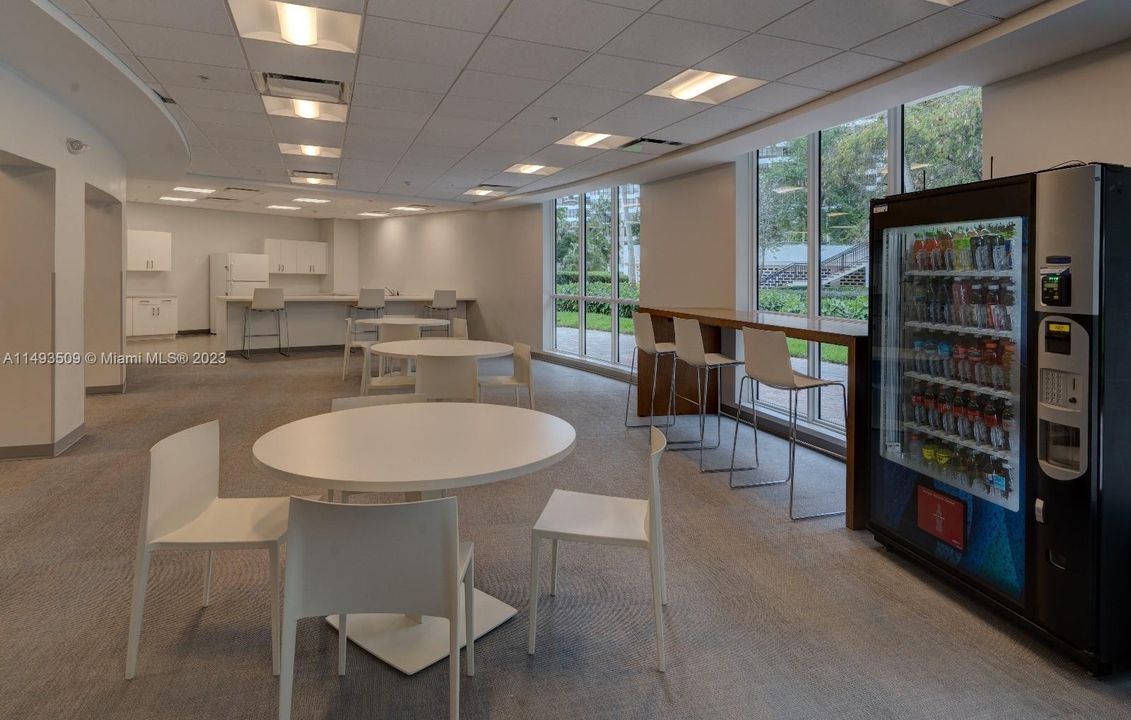 Недавно продано: $249,000 (1 спален, 1 ванн, 828 Квадратных фут)