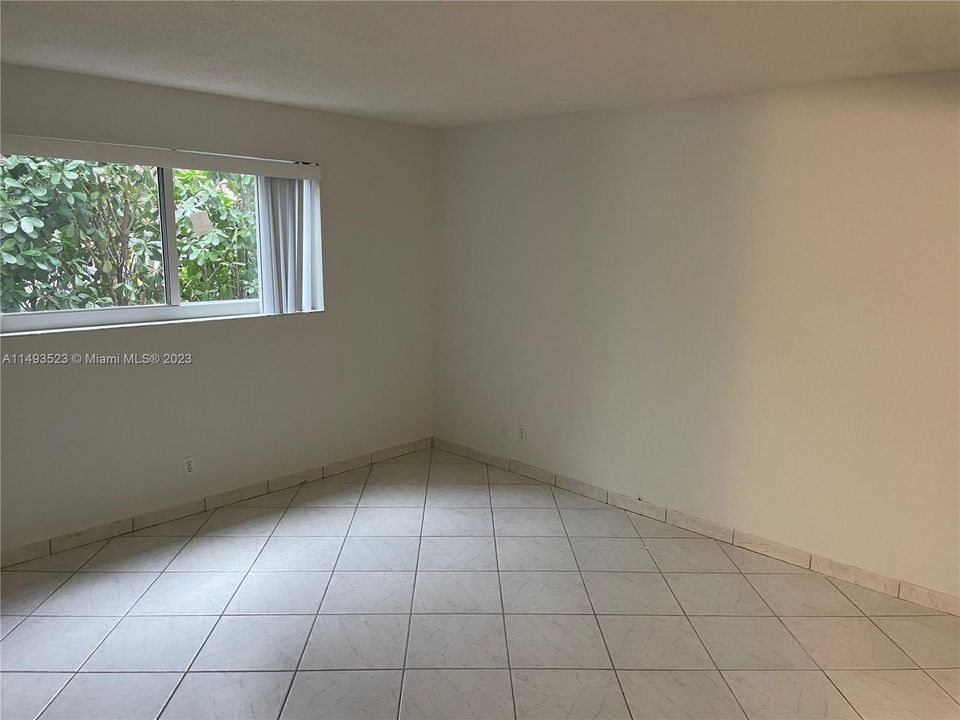 Recently Rented: $1,675 (1 beds, 1 baths, 700 Square Feet)