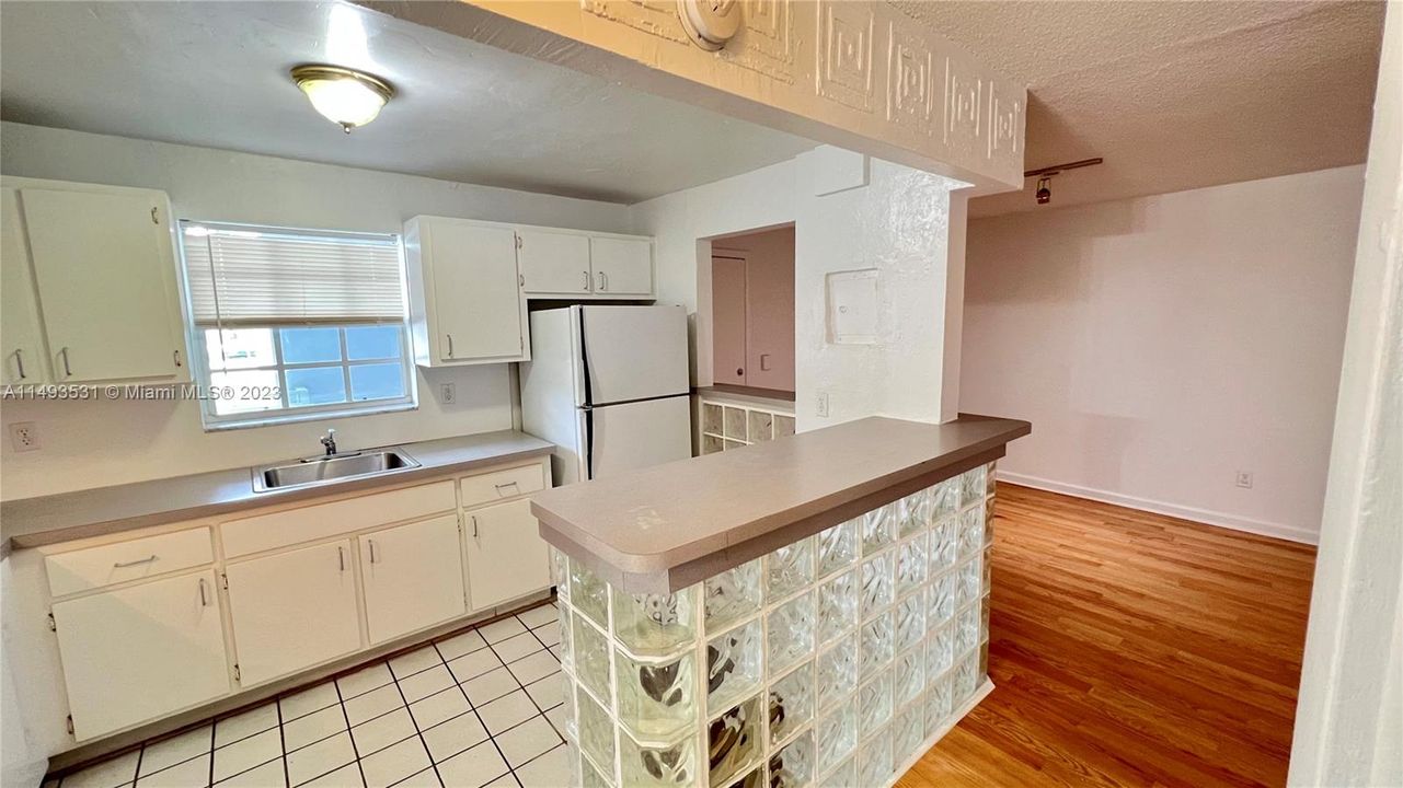 For Sale: $345,000 (1 beds, 1 baths, 810 Square Feet)