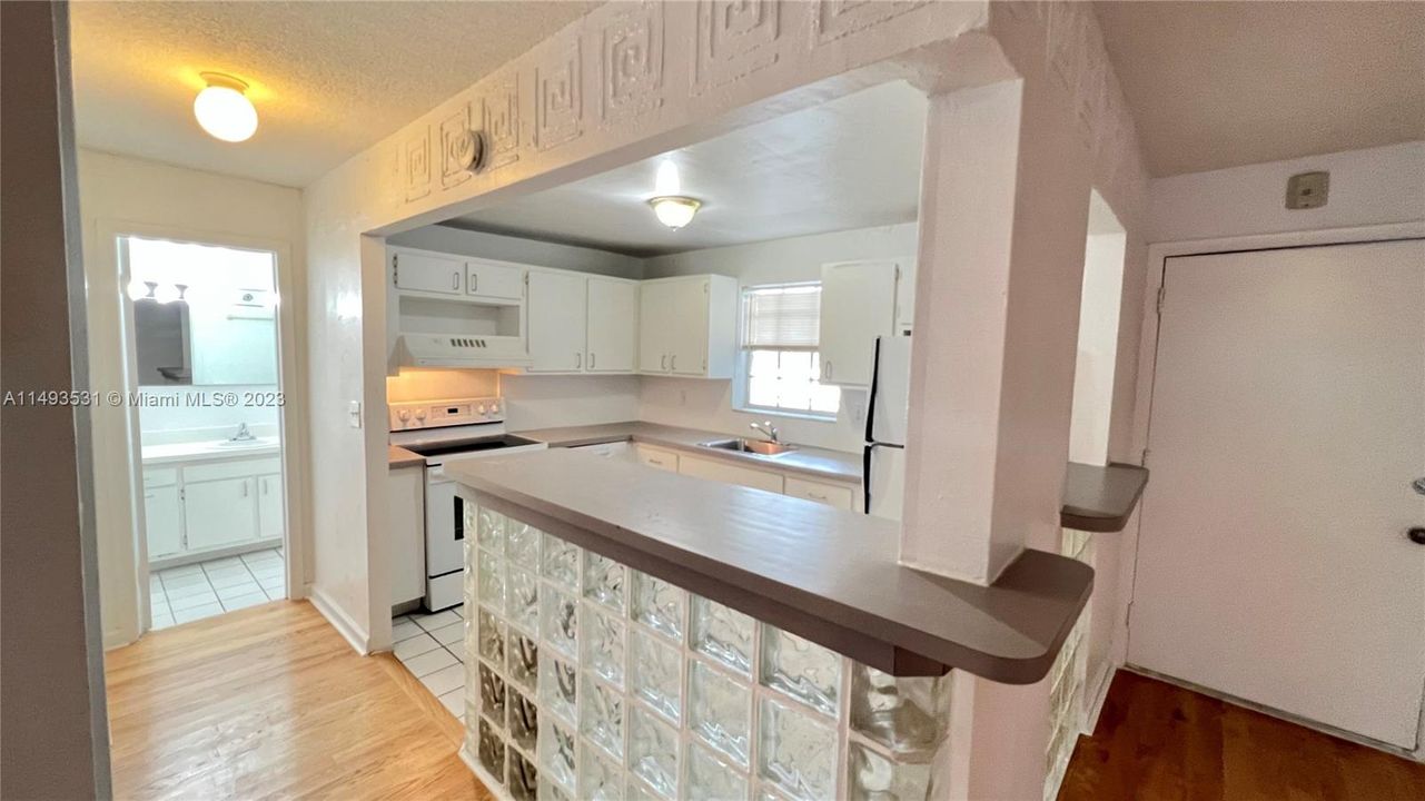 For Sale: $345,000 (1 beds, 1 baths, 810 Square Feet)