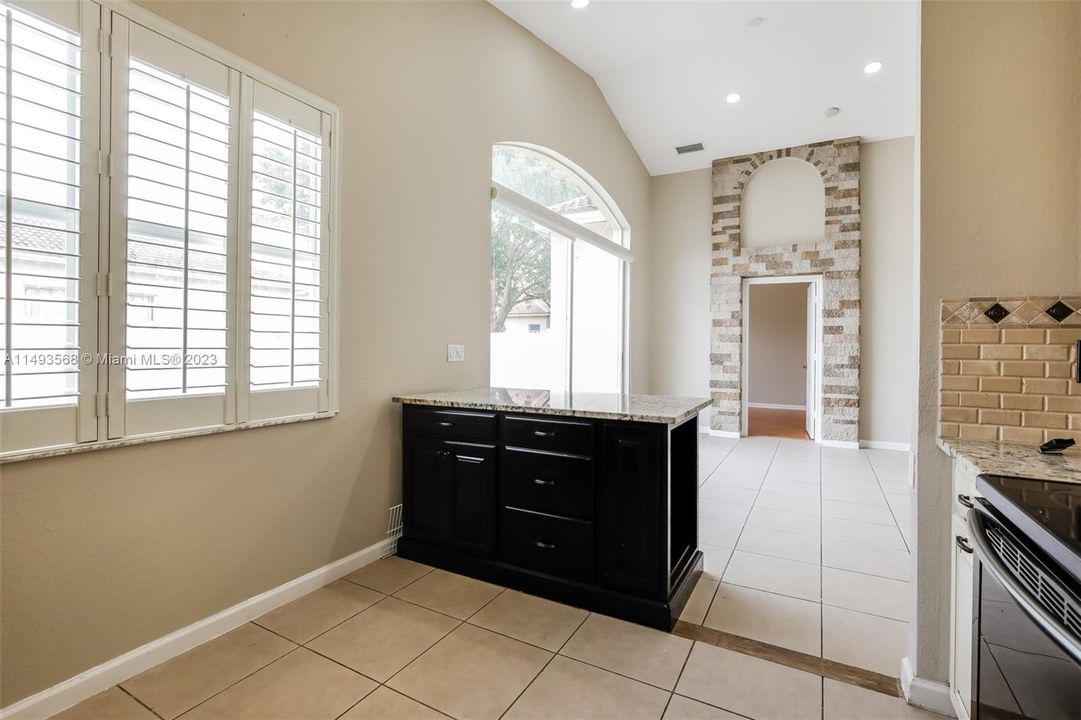 最近售出: $420,000 (3 贝兹, 2 浴室, 1402 平方英尺)