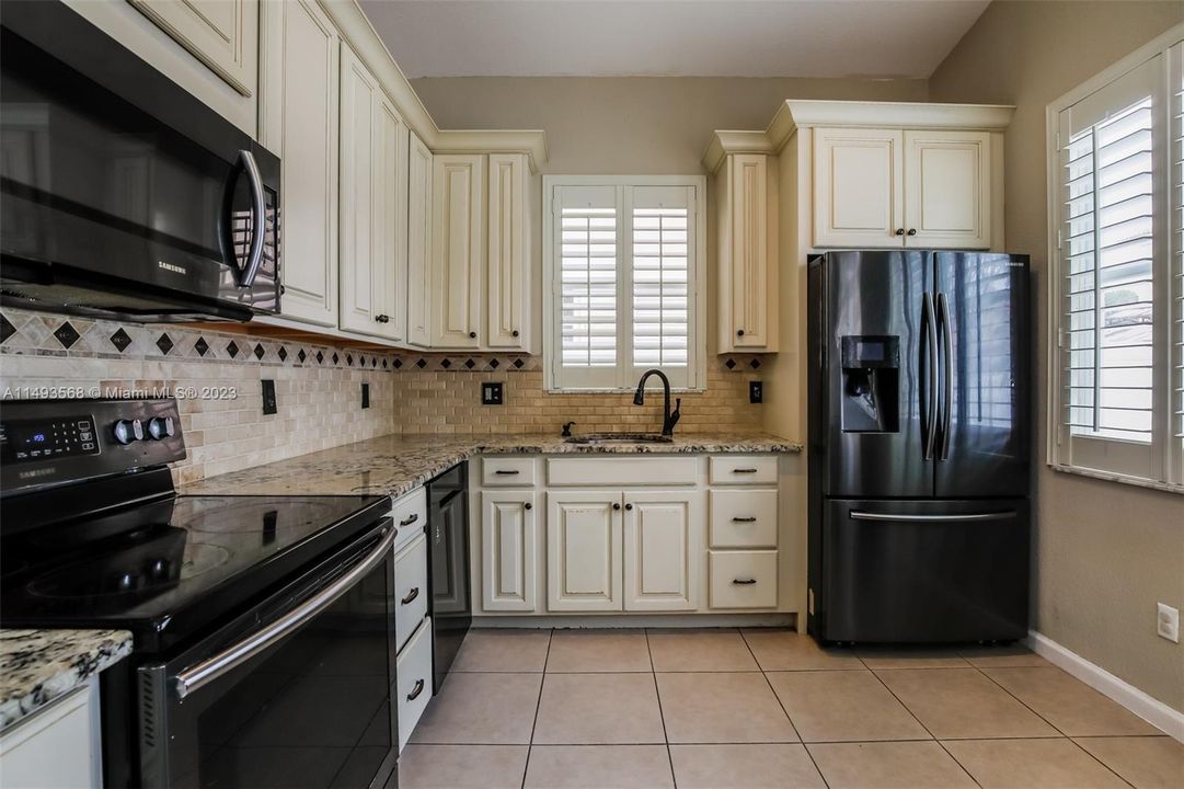 最近售出: $420,000 (3 贝兹, 2 浴室, 1402 平方英尺)