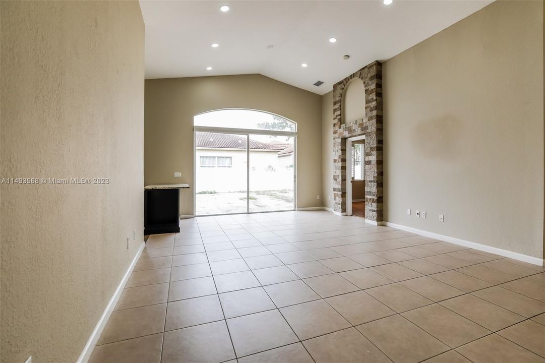 最近售出: $420,000 (3 贝兹, 2 浴室, 1402 平方英尺)