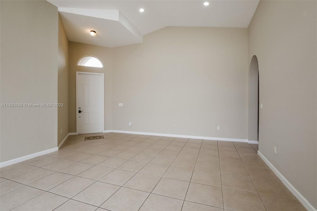 最近售出: $420,000 (3 贝兹, 2 浴室, 1402 平方英尺)